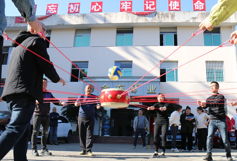2、乐动(中国)组织趣味活动--同心击鼓_副本.jpg